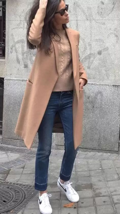 Camel Coat Outfit Classy, Camel Coat Outfit Casual, Mantel Outfit, Giacca In Tweed, Camel Coat Outfit, Beanie Outfit, Coat Outfit, Outfit Trends, Ținută Casual