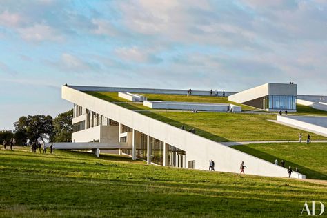 The Moesgaard Museum in Aarhus, Denmark looks as if it is rising out of the ground. See more breathtaking and innovative buildings that are redefining architecture. Henning Larsen, Roof Architecture, Renzo Piano, Green Architecture, Museum Architecture, Earthship, Salou, Sustainable Architecture, Aarhus