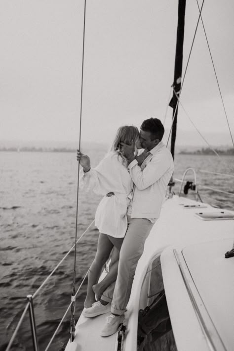 Sunset Boat Proposal, Proposal On Boat, Sail Boat Engagement Session, Sailboat Engagement Pictures, Cruise Proposal, Couple On A Boat, Beautiful Proposals, Yacht Photoshoot, Boat Engagement Photos