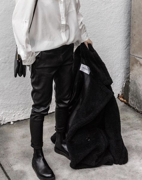 Wavy Outfits, White Shirt Outfit, Leather Pants Style, Women's Wardrobe Essentials, Summer Outfits Minimalist, Outfits Minimalist, White Shirt Outfits, Black Minimal, Business Outfits Women