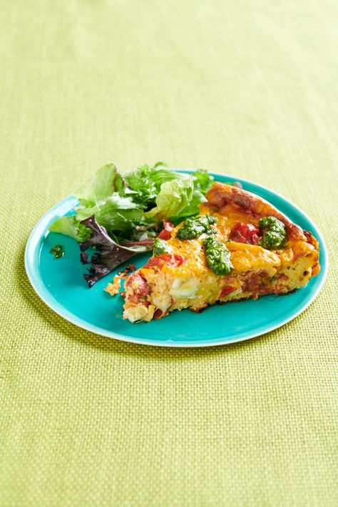 the pioneer woman caprese frittata with pesto Caprese Frittata, Easy Spring Cocktails, Gluten Free Pesto, Summer Lunches, Easy Frittata, Frittata Recipe, Spring Dinner, Frittata Recipes, Cold Summer