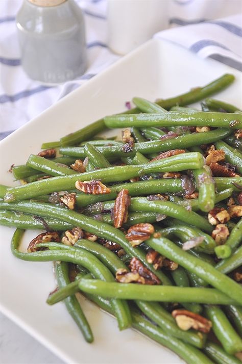 Green Beans with Caramelzied Pecans Green Beans With Pecans, Carmelized Pecans, Country Thanksgiving, Caramelized Pecans, How To Cook Beans, Caramel Pecan, Fresh Green Beans, Green Bean Recipes, Oven Recipes