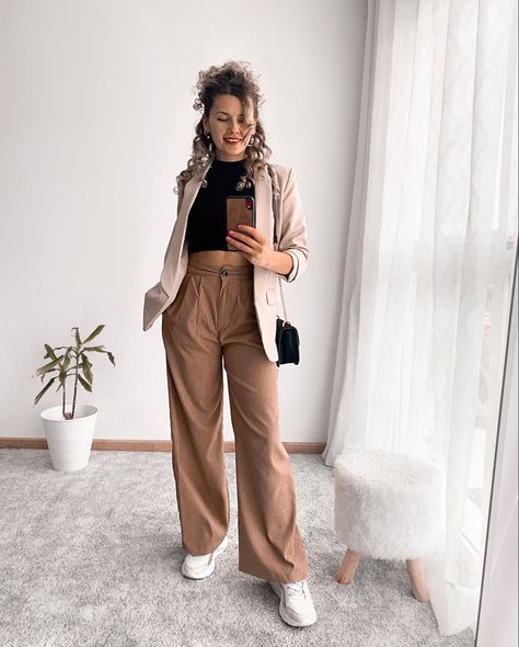 Outfit con pantalones anchos de pana en color marrón. Beige Loose Pants Outfit, Pantalon Color Beige Outfit, Pantalon Ancho Outfits, Outfit Con Blazer Beige, Outfit Pantalon Marron, Outfits Feria, Outfit Cafe, Chic Outfits Edgy, Thesis Defense