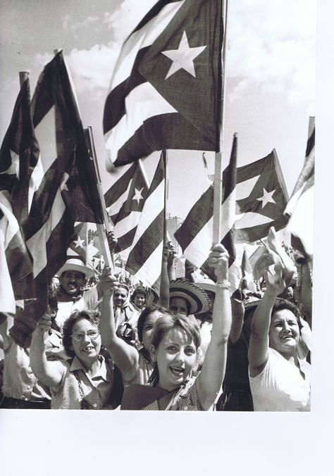 Militiawomen, Havana, Cuba c Alberto Korda #cuba #albertkorda #cubasi #nickyakehurst Cuba History, Evelyn Hugo, Aura Colors, Havana Cuba, Contemporary Photography, Havana, Cuba, Documentaries, Che Guevara