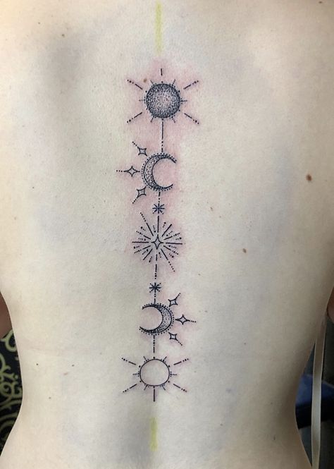 Sarah J Maas has been such a big part of my life. I just had to have a tattoo dedicated to her amazing work Feyre Spine Tattoo Acotar, Sarah J Maas Inspired Tattoos, Sarah Maas Tattoo, A Court Of Thorns And Roses Tattoo Ideas, Feyres Tattoo Back, Sarah J Maas Tattoos, Sarah J Mass Tatoos, Acotar Back Tattoo, Feyre Spine Tattoo