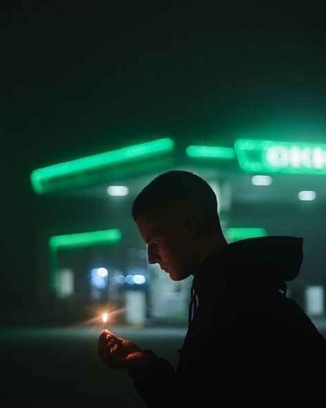 Night Portrait Photography, Night Photography Portrait, Night Street Photography, Night Time Photography, Neon Photography, Night Portrait, Portrait Photography Men, Photographie Portrait Inspiration, Street Portrait