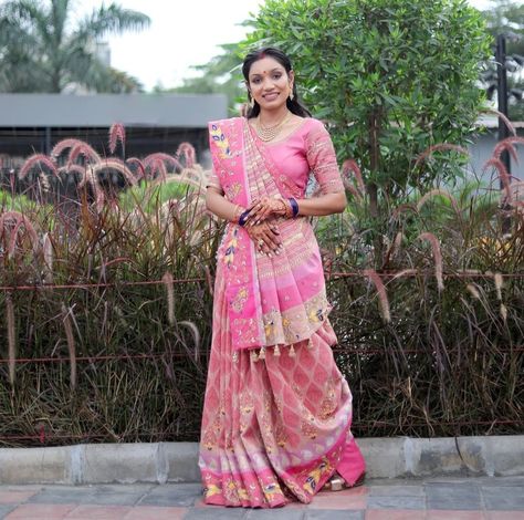 Gujrati Saree Pose, Gujrati Style Saree Drape, Gujarati Saree Blouse Designs, Gujrati Saree Draping, Saree Gujarati Style, Gujarati Saree Style Draping, Gujarati Saree Look, Bride Sarees, Gujarati Saree