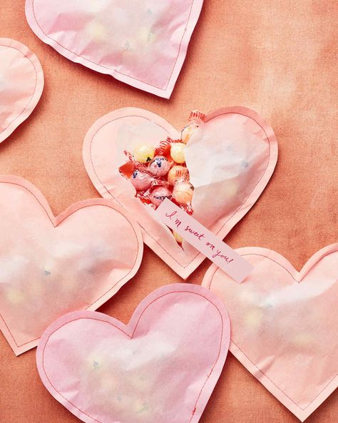 parchment paper heart craft treats Orange Tissue Paper, Săpunuri Handmade, Wine Bottle Diy Crafts, Cadeau Diy, My Funny Valentine, Classroom Valentine, Heart Crafts, Paper Heart, Paper Hearts