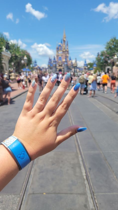 Almond shaped nails with various shades of blue and sparkles with Mickey Mouse shapes in white on the ring finger Disney Bucket List, Disney Inspired Nails, Tema Disney, Cruise Nails, Cute Simple Nails, Disney World Parks, Soft Nails, Disney Nails, Minnie Ears