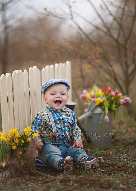 Picket fence, buckets of tulips Baby Boy Easter Pictures, Baby Easter Pictures, Easter Photo Backdrop, Fall Baby Pictures, Spring Baby Boy, Bunny Photo, Easter Mini Session, Easter Photography, Easter Photoshoot