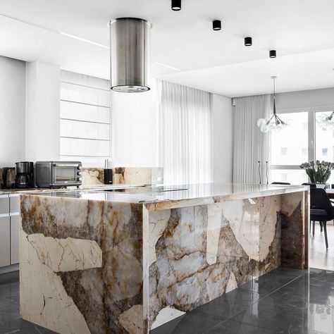 ⚠️ SHOWSTOPPING kitchen island made of Patagonia quartzite. This stone has incredibly unique appeal. It has transparent quartz areals which… Patagonia Marble Kitchen, Patagonia Quartzite, Onyx Kitchen, Marble Kitchen Island, Stone Kitchen, Granite Countertops Kitchen, White Granite, Beach Road, Granite Kitchen