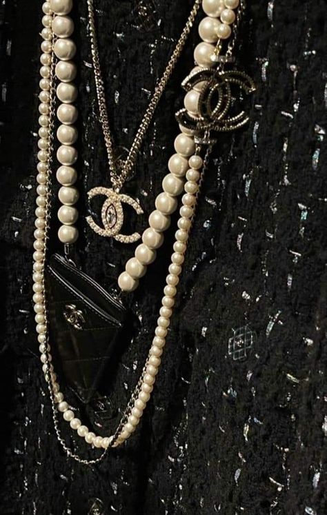 Coco Chanel | Gorgeous details CHANEL 👑⚜️👑 | Facebook Glamour Goth, Chanel Pearl Necklace, Chanel Style Jacket, Coco Chanel Mademoiselle, Coco Chanel Fashion, Chanel Boutique, Expensive Jewelry Luxury, Chanel Necklace, Chanel Pearls