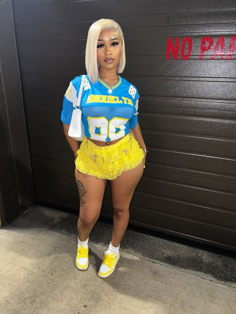 Black Nfl Wife Outfits, Blue Birthday Outfit Black Women, Nfl Wife Outfits Black Women, Yellow And Blue Outfits Women, Blue Outfit Ideas Black Women, Tailgate Outfit Black Women, Hbcu Homecoming Outfits Tailgate, Nfl Wife Outfits, Jersey Outfit Black Women