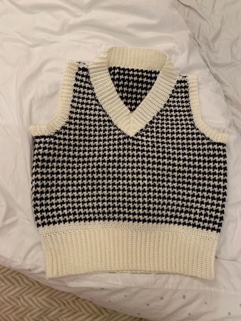 Diy sweater vest // diy crochet sweater // diy crochet sweater vest // tutorial crochet // crochetting a sweater // houndstooth pattern Houndstooth Crochet, Designs Aesthetic, Crochet Sweater Design, Crochet Sweater Vest, Crochet Dreams, Patterns Simple, Bags Patterns, Bags Pattern, Simple Projects