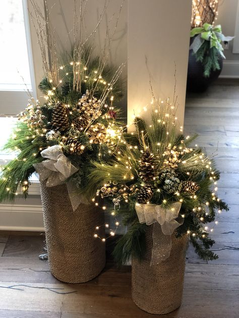 Porch Winter Decor, Front Porch Winter Decor, Diy Baskets, Pretty Christmas Decorations, Christmas Planters, Christmas Flower Arrangements, Front Porch Christmas Decor Ideas, Porch Christmas Decor Ideas, Porch Christmas Decor