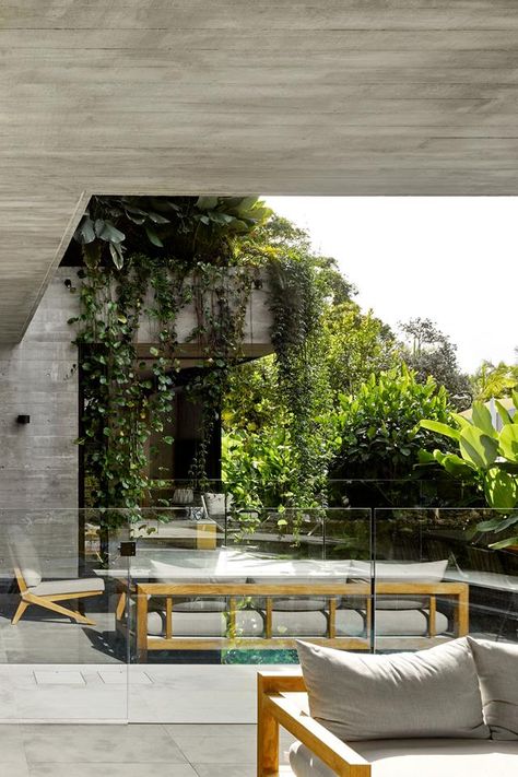 Tour a concrete holiday home draped in vines on the Noosa River | Belle Eco Brutalism Interior, Brutalism Interior Design, Big Bathroom Design, Facade Landscaping, Eco Brutalism, Deconstructivist Architecture, Concrete Home Design, Entrance Facade, Biophilic Home