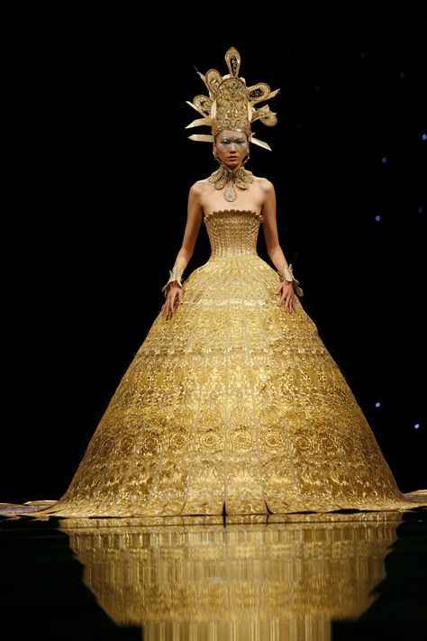 Guo Pei, Designer of Rihanna’s 2015 Met Gala Gown, Spends Upwards of $1 Million on a Single Fashion Collection Tapestry Dress, Eiko Ishioka, Princess Vibes, Gala Gown, Guo Pei, Mode Kawaii, Art Costume, Western Culture, Couture Mode