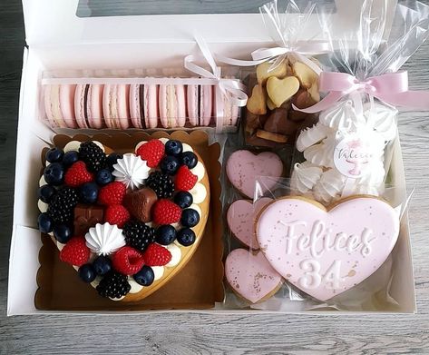 VALERIE on Instagram: “Sorprende a tus seres queridos con una cajita dulce! ⠀ Escríbenos al WhatsApp 620439525 y nosotros nos encargamos de llevarle la sorpresa a…” Box Dulces, Ideas Desayuno, Valentines Bakery, Mothers Day Desserts, Sweet Boxes, Chocolate Covered Strawberries Bouquet, Mothers Day Cupcakes, Valentines Baking