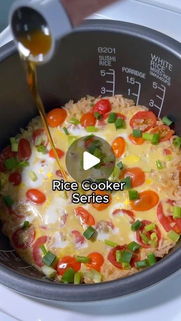 Sha on Instagram: "TOMATO EGG RICE | recipe👇🏽  Tomato egg, but make it one pot!  * 1 cup rice + enough water to cook * Tomatoes * Soy sauce + tomato ketchup * minced garlic * Eggs+ soy sauce  * spring onions + sesame oil for garnish  Rinse rice and top up with water. Top with tomatoes, sauces and garlic. Stir then cook at regular rice cooker settings! Once rice is done, open lid, pour over egg. Close back and let eggs cook in residual heat for 5 minutes. Once eggs are cooked to preference, pour sesame oil, garnish with spring onions, mix mix - EAT!   🍅🥚🍚 for full recipe, search ‘tomato egg rice’ on nomadette.com   #easyrecipe #tomatoegg #ricebowl #ricecooker #recipe #dinner #dinnerideas #asianrecipes #easyrecipes #sgfood #sgfoodblogger #foodblogger #healthyrecipe #onepot" Rice Maker Recipes Meals, Rice Cooker Breakfast, Rice Cooker Recipes Dinners, One Pot Rice Cooker Meals, Rice Maker Recipes, Rice Cooker Pasta, Rice Cooker Meals, Cook Tomatoes, Garlic Eggs