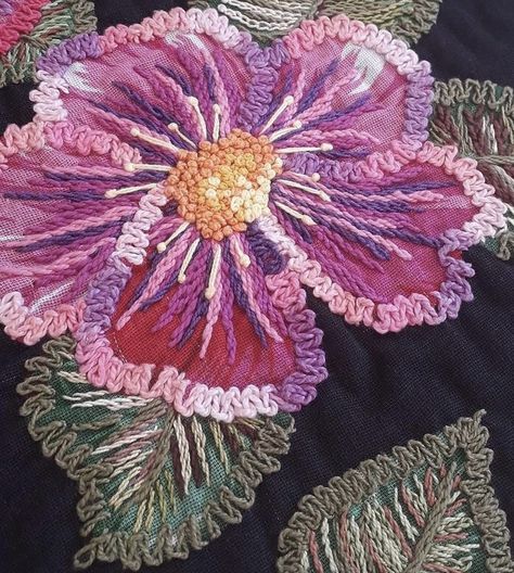 Brazilian Textiles, Bordados Tambour, Cushion Embroidery, Textile Art Embroidery, Hand Embroidery Patterns Flowers, Basic Embroidery Stitches, Hand Embroidery Tutorial, Embroidery Stitches Tutorial, Hand Work Embroidery