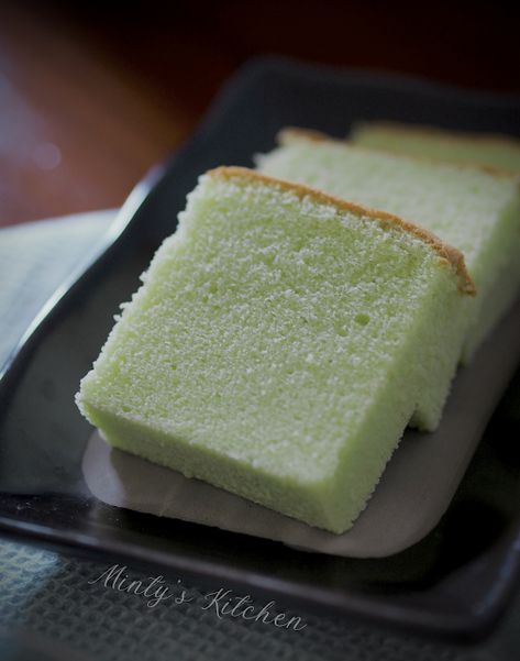 Pandan Cotton Sponge Cake Cotton Sponge Cake, Castella Cake Recipe, Pandan Chiffon Cake, Cake Paris, Pandan Cake, Cotton Cake, Chinese Cooking Wine, Asian Desserts, Chiffon Cake