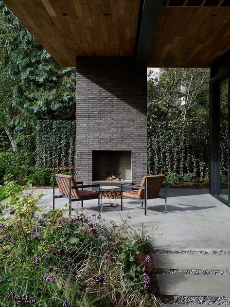 Modern villa in Amsterdam offers fabulous indoor-outdoor connectivity Marmol Radziner, Design Camino, Modern Villa Design, Design Exterior, Fireplace Design, Modern Exterior, Villa Design, Outdoor Fire, Outdoor Fireplace