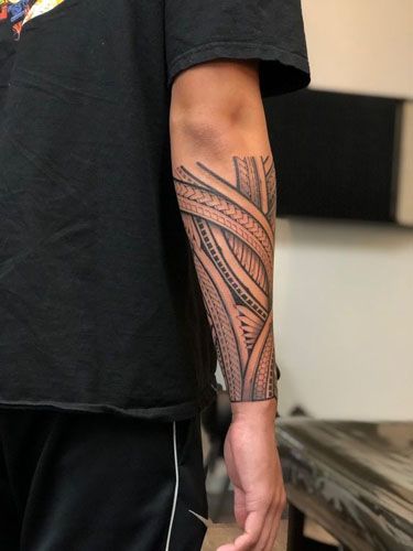 Widder Tattoo, Polynesian Tattoo Sleeve, Forearm Band Tattoos, Cool Wrist Tattoos, Polynesian Tattoo Designs, Tattoo Trend, Maori Tattoo Designs, Wrist Tattoos For Guys, Tattoo Sleeves