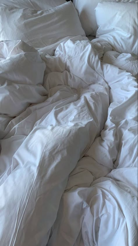 Messy Bed Aesthetic, Cozy Vibes Aesthetic, Home Inspiration Bedroom, Bed Aesthetic, Messy Bed, Insta Story Idea, Vision Board Collage, Clean Lifestyle, Simple Room