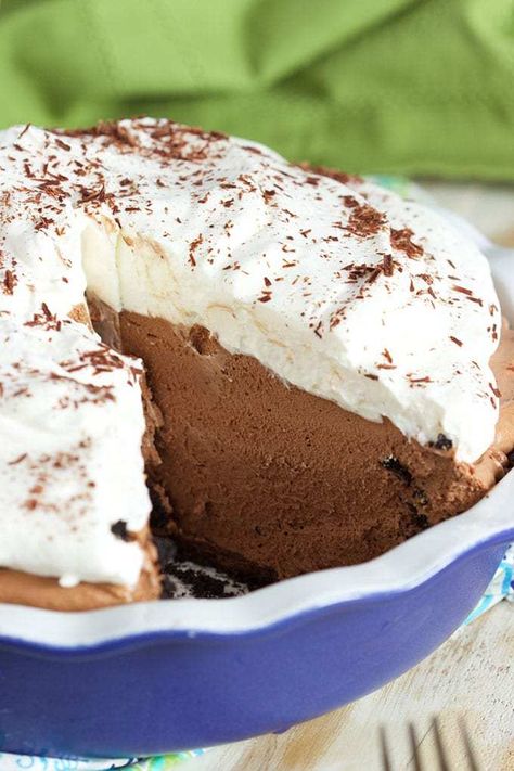 No Bake Chocolate Mousse Pie - The Suburban Soapbox No Bake Chocolate Mousse Pie, No Bake Chocolate Mousse, Chocolate No Bake, Chocolate Mousse Pie, Mousse Pie, Silk Pie, Delish Desserts, Chocolate Pie Recipes, Chocolate Mousse Recipe