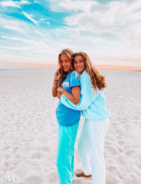 Besties Hugging, Aesthetic Besties, Preppy Pics, Blonde And Brunette, Cute Beach Pictures, Friendship Photoshoot, Preppy Lifestyle, Preppy Girl, Best Friends Aesthetic