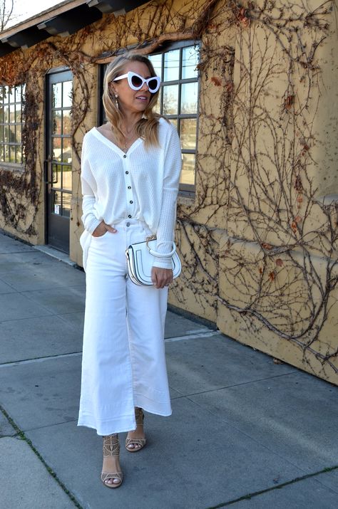 WHITE CULOTTES + HUGE NORDSTROM GIVEAWAY Culotte Jeans Outfit, Monochromatic Outfit Winter, Monochromatic Dressing, Culotte Outfit, Sustainable Outfits, White Culottes, Streetwear Spring, Fashion Staples, Monochromatic Outfit