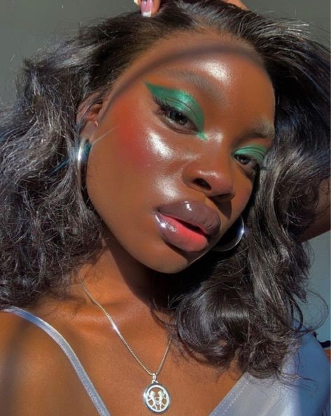 Lovely Makeup, Green Makeup, Full Lips, Cute Makeup Looks, Creative Makeup Looks, Dark Skin Makeup, Emerald City, Fairy Costume, Editorial Makeup