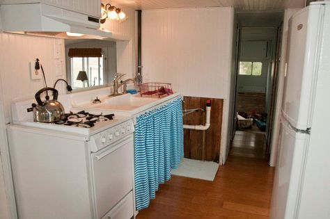 This vintage mobile home remodel is a great example of the endless possibilities a vintage mobile home can have. The entire home was gutted and made-over! Vintage Mobile Home Remodel, Vintage Mobile Home, Mobile Home Remodel, Mobile Home Kitchens, Remodel Mobile Home, Mobile Home Kitchen, Mobile Home Exteriors, Mobile Home Makeovers, Tiny House Exterior