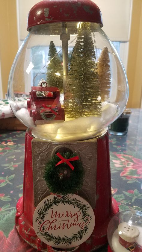 Christmas Bubble Gum Machine, Old Gumball Machine Ideas, Gum All Machine Craft, Gumball Machine Decor Ideas, Christmas Gumball Machine, Gumball Crafts, Gumball Machine Decor, Gumball Craft, Bubble Gum Machine Craft