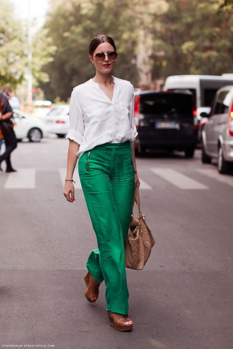 green pants Outfit Ideas Pants, Green Trousers Outfit, Green Outfit Ideas, Bright Pants, Green Pants Outfit, Neon Prom Dresses, Comfy Blouse, Style Casual Chic, Grunge Dress