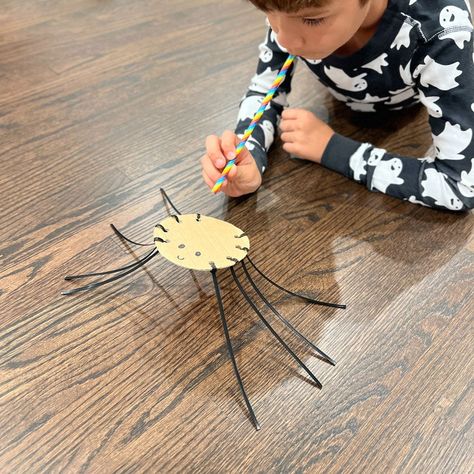 How to Make a Simple Spider Craft with Zip Ties and Cardboard Fun Halloween Party Activities, Halloween Crafts And Activities, Cardboard Face, Halloween Spider Craft, Mess Free Craft, Spider Craft, Halloween Party Activities, Halloween Themed Activities, Halloween Sensory