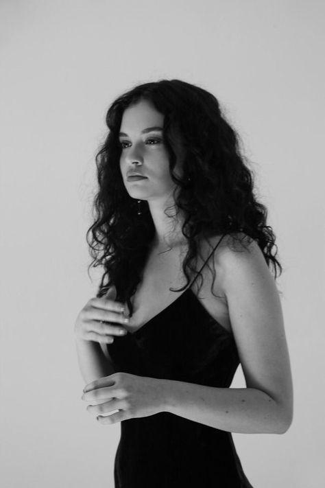 Sabrina Claudio, Foto Poses, Aesthetic Women, Long Curly, Wavy Hair, Hair Goals, Hair Inspo, Curly Hair, Pretty People