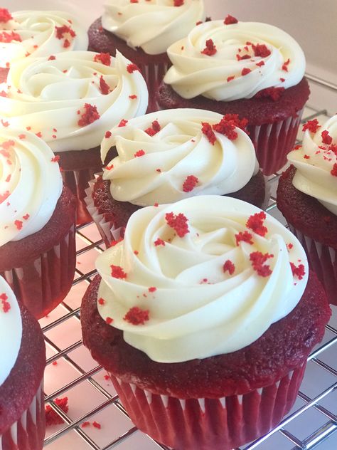 Red Velvet Cupcake, Cupcake Cake Designs, Pretty Dessert, Cute Baking, Velvet Cupcakes, Yummy Comfort Food, Cute Desserts, Food Obsession, Cafe Food