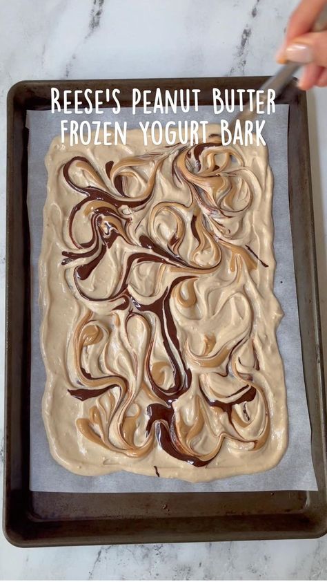 Frozen Yogurt Bar, Frozen Yogurt Bark, Yogurt Bark, Yogurt Bar, Protein Desserts, Reeses Peanut Butter, Healthy Sweets Recipes, Snacks Für Party, High Protein Snacks