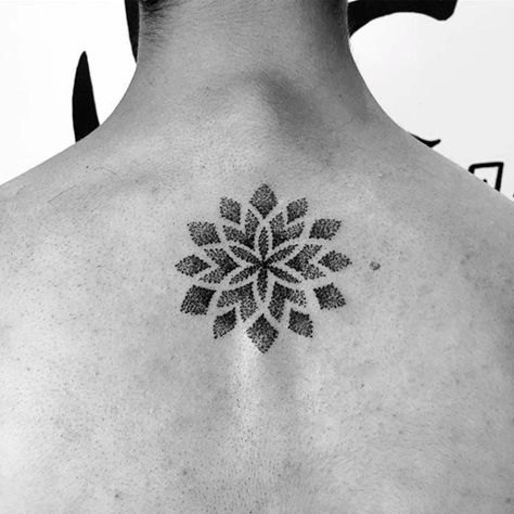 70 Mandala Tattoo Designs For Men - Symbolic Ink Ideas Upper Back Mandala Tattoo, Back Mandala Tattoo, Mandala Tattoo Mann, Mandala Back Tattoo, Mandala Tattoo Men, Small Mandala Tattoo, Mandala Tattoo Designs, Small Mandala, Wallpaper Colour