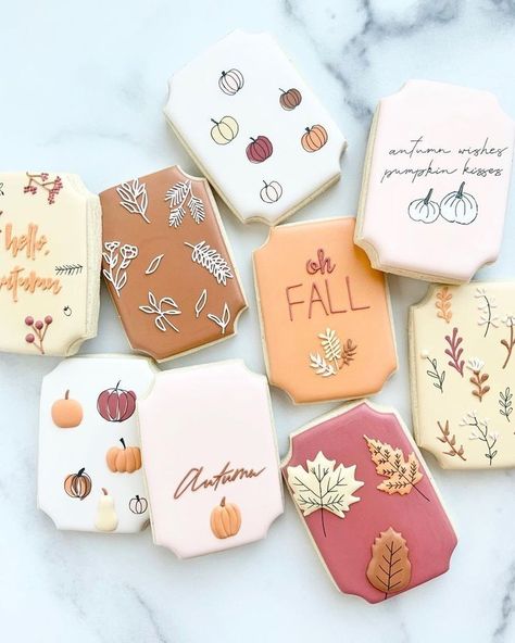 Fall Decorated Cookies Royal Icing, Autumn Biscuits, Fall Icing, Thanksgiving Cookies Decorated, Fall Decorated Cookies, No Bake Sugar Cookies, Fancy Cupcakes, Leaf Cookies, Sugar Cookie Royal Icing