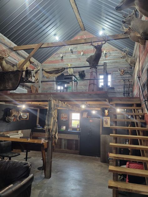 Deer Blind Interior Ideas, Trophy Rooms Hunting, Taxidermy Room, Hunting Rooms, Hunting Cabin Interior, Hunting Cabin Ideas, Hunting Lodge Interiors, Hunting Room Design, Hunting Room Ideas Man Caves