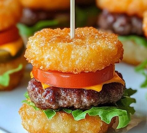 Bite-Sized Fun: Try These Mini Tater Tot Cheeseburgers for Your Next Party! - NewsBreak Tater Tot Appetizers, Chicken And Spinach Casserole, Hamburger Potato Soup, Cheeseburger Tater Tot Casserole, Blueberry Shortcake, Mini Cheeseburger, Dole Whip Recipe, Classic Burger, Burger Bun