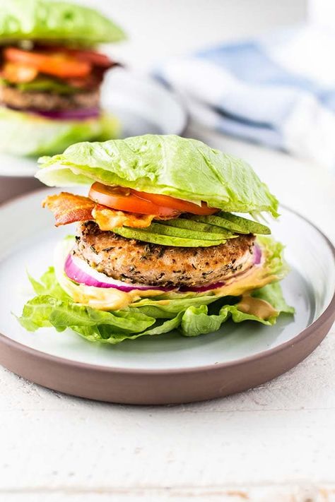 Lettuce Burger Healthy, Lettuce Wrap Burger, Regular Burger, Lettuce Burgers, Wrap Burger, Coriander Sauce, Avocado Keto, Thai Chicken Lettuce Wraps, Lettuce Wrapped Burger