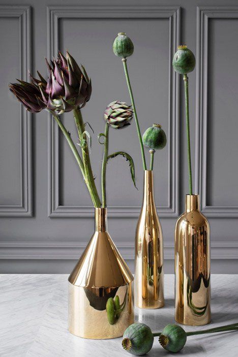 Artichoke & Pod Arrangements | Modern Brass Vase | Via Fondazza Vase series for Skultuna Decoration Evenementielle, Gold Vases, Brass Vase, Gold Interior, Deco Floral, Decor Minimalist, Gull, Still Life Painting, Home Fashion