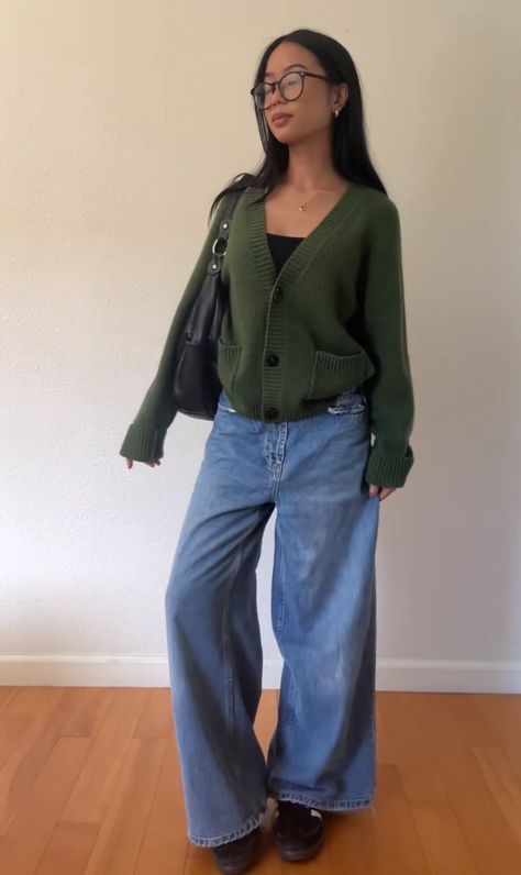 Dark Green Cardigan Outfit Aesthetic, Art Museum Date Outfit Winter, Cute Outfits With Blue Jeans, Emmjaay Outfit, Navy Blue And Green Outfits, Green Cardigan Outfit Aesthetic, Dark Green Cardigan Outfit, Enya Outfits, How To Style Cardigan Outfit Ideas