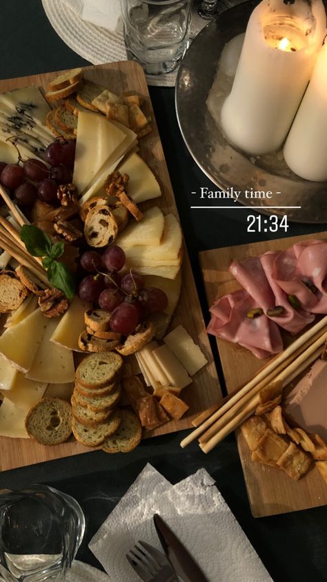 Cheeseboard Aesthetic, Aesthetic Cheese Board, Charcuterie Board Dark Aesthetic, French Cheese Board Aesthetic, Cheese Board Aesthetic Night, Catering Ideas Food, Healthy Food Motivation, Food Platters, Cafe Food