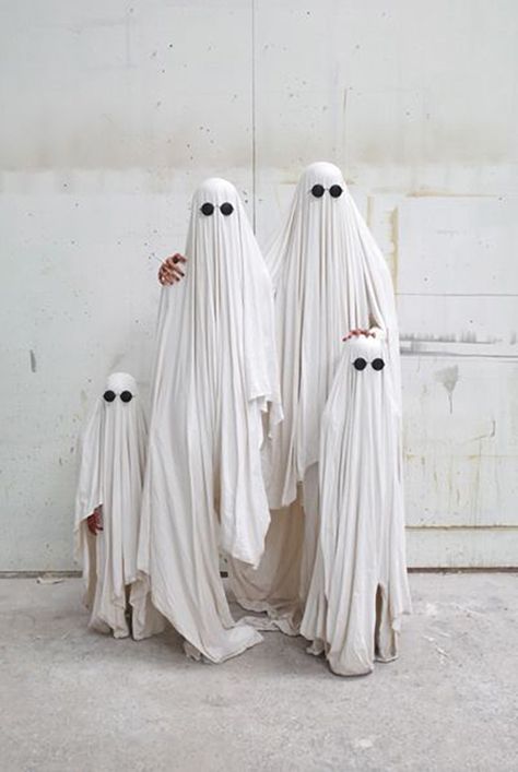 Halloween Costumes For Everyone In The Family - Hither & Thither Sheet Costume, Diy Fantasia, Ghost Family, Kostum Halloween, Halloween Costumes To Make, Ghost Halloween Costume, Masque Halloween, Ghost Diy, Sheet Ghost