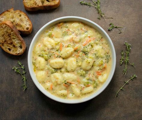 Broccoli Cheddar Gnocchi Soup Soups Vegetarian, Broccoli And Carrots, Comfort Soup Recipes, Healthy Soups, Homemade Gnocchi, Potato Gnocchi, Gnocchi Soup, Hearty Soup, Broccoli Cheese Soup