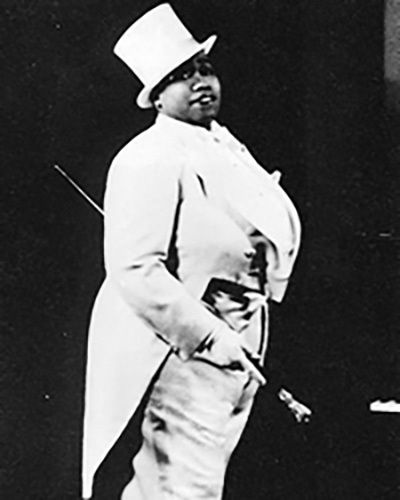 "In the early 1930s drag king Gladys "Fatso" Bentley played piano and sang amazingly lewd songs and parodies using blues music and popular showtunes. Openly bisexual, Bentley often wore a white tux, a hat, and played up a 'bull-diker' image with male impersonation during her act. Garber writes that Harry Hansberry's Clam House 'featured Gladys Bentley, a 250-pound, masculine, dark skinned lesbian, who performed all night long in a white tuxedo and top hat.'" White Tux, Ebony Magazine, Drag King, Vintage Black Glamour, People Of Interest, Dapper Style, Perfect Little Black Dress, Blues Music, Time Machine